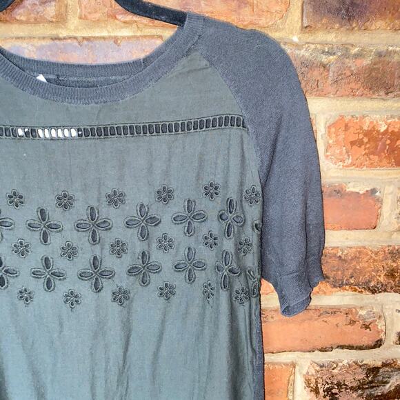 Kew 159 Gray Embroidered Short Sleeve Eyelet Lattice Top Women's Size Small - Picture 2 of 5